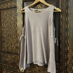 Shoulder keyhole top